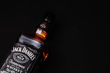 Khmelnytskyi, Ukrayna - 22 Kasım 2022: Glass bottle of American brand of New Tennessee Whiskey Jack Daniel 's, Jack Daniel Distillery on dark background, copy space. En çok satan alkol