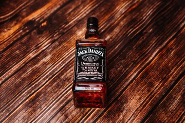 Khmelnytskyi, Ukrayna - 22 Kasım 2022: Glass bottle of American brand of New Tennessee Whiskey Jack Daniel 's, Jack Daniel Distillery on wood table, copy space. En çok satan alkol