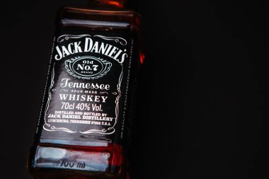 Khmelnytskyi, Ukrayna - 22 Kasım 2022: Glass bottle of American brand of New Tennessee Whiskey Jack Daniel 's, Jack Daniel Distillery on dark background, copy space. En çok satan alkol