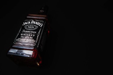 Khmelnytskyi, Ukrayna - 22 Kasım 2022: Glass bottle of American brand of New Tennessee Whiskey Jack Daniel 's, Jack Daniel Distillery on dark background, copy space. En çok satan alkol