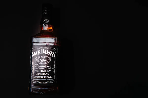 ウクライナのKhmelnytskyi November 2022 アメリカのブランドの新しいテネシーウイスキーのガラス瓶ジャック ダニエルの 暗い黒の背景にジャック ダニエル蒸留所 コピースペース 最高級アルコールの販売 — ストック写真