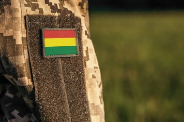 Bolivya bayrak bandıyla asker ya da erkek omuz kolunu kapat. Bolivya ordusu, asker kamuflaj üniforması. Silahlı Kuvvetler, metin için boş kopyalama alanı