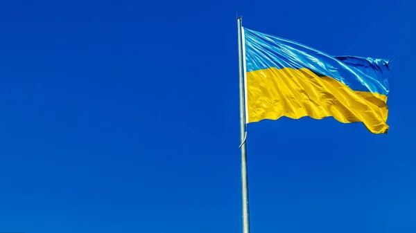 ウクライナの黄色の青い旗のフルートの風に手を振っ 空にウクライナの国民のシンボル 自由の概念 — ストック写真
