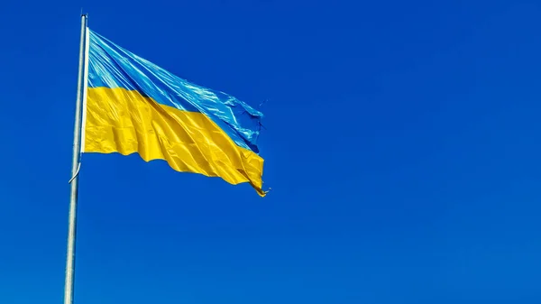 Ουκρανική Κίτρινη Μπλε Σημαία Κυματίζει Στον Άνεμο Εθνικό Σύμβολο Της — Φωτογραφία Αρχείου