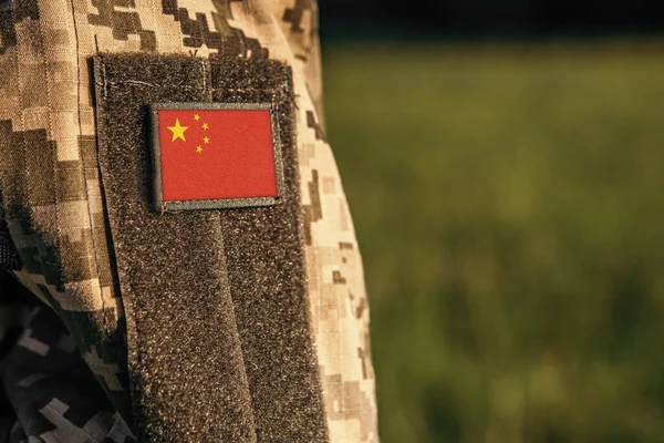 Закройте Рукав Женской Мужской Руки Повязкой Китайском Флаге Китайская Армия — стоковое фото