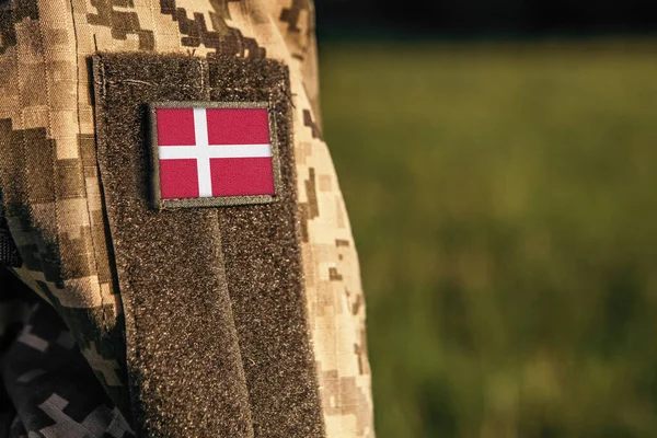 Askeri Kadın Erkek Omuz Zırhını Danimarka Bayrağı Bandıyla Kapatın Danimarka — Stok fotoğraf