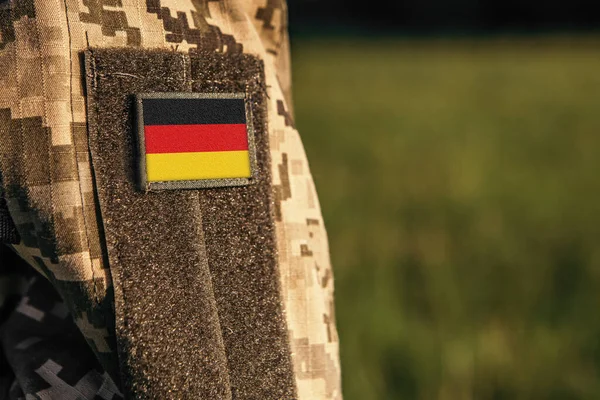 用德国国旗贴片把健康的女人或男人的肩膀袖子围在一起 德国军队 士兵伪装制服 武装部队 空白的文字复制空间 — 图库照片