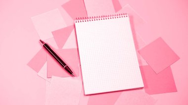 Viva Meganta kırmızı eflatun renkli not yapıştırıcı iğneler boş notaları kaotik bir şekilde dağıttı. Kalemle birlikte kâğıt boş not defteri. 2023 yılının moda rengi. Moda renk deseni