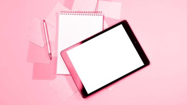 Viva Meganta kırmızı eflatun tonu ile siyah tablet beyaz ekranı taklit etti. Renkli not yapışkan iğne boş notalar. 2023 yılının moda rengi. Moda renk deseni