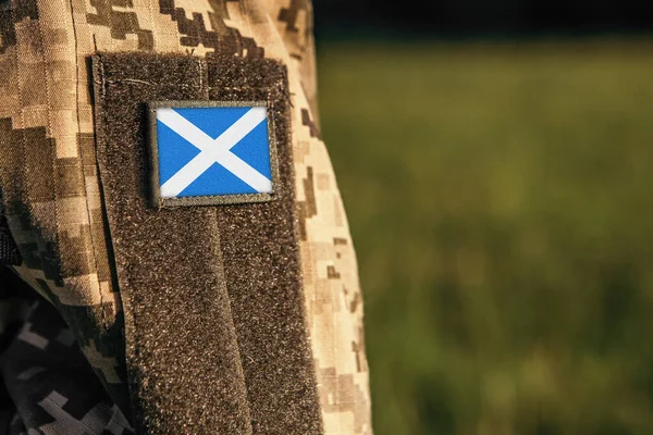 Закройте Рукав Женского Мужского Плеча Нашивкой Флага Шотландии Шотландская Армия Стоковая Картинка