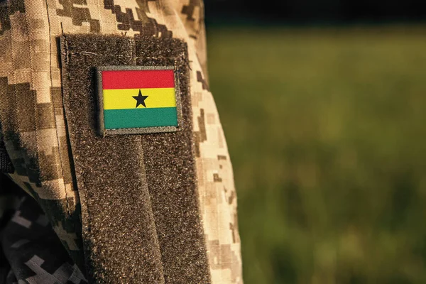 Закройте Рукав Женского Мужского Плеча Флагом Ганы Войска Ганы Солдатская Лицензионные Стоковые Фото