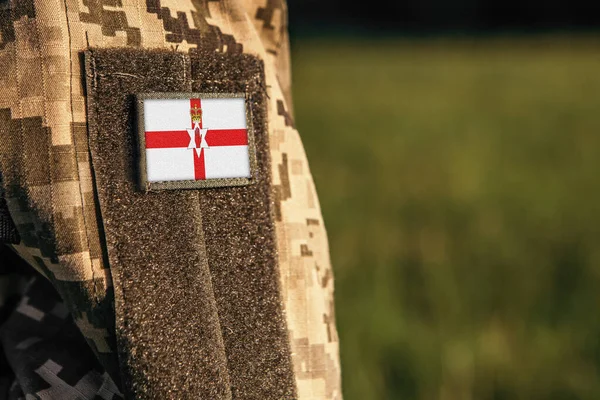 Закройте Рукав Женской Мужской Руки Флагом Северной Ирландии Армия Войск Лицензионные Стоковые Изображения