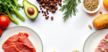 Ketojenik diyet yiyecekler. Sağlıklı düşük karbonhidratlı ürünler. Keto diyet konsepti. Sebzeler, balık, et, fındık, tohumlar, böğürtlen, peynir beyaz arka planda..