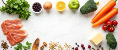 Ketojenik diyet yiyecekler. Sağlıklı düşük karbonhidratlı ürünler. Keto diyet konsepti. Sebzeler, balık, et, fındık, tohumlar, böğürtlen, peynir beyaz arka planda..