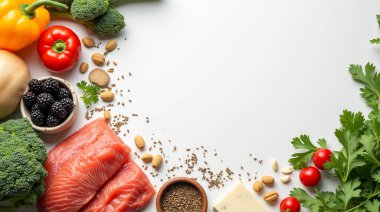 Ketojenik diyet yiyecekler. Sağlıklı düşük karbonhidratlı ürünler. Keto diyet konsepti. Sebzeler, balık, et, fındık, tohumlar, böğürtlen, peynir beyaz arka planda..