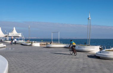 Odessa, Ukrayna 28.10.2022. Odessa, Ukrayna 'daki Lanzheron sahilinde güneşli bir sonbahar günü