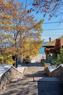 Odessa, Ukrayna 28.10.2022. Odessa, Ukrayna 'daki Lanzheron sahilinde güneşli bir sonbahar günü