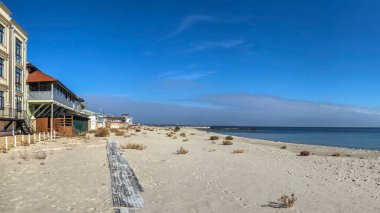 Odessa, Ukrayna 28.10.2022. Güneşli bir sonbahar gününde Odessa 'da terk edilmiş çimenli Lanzheron plajı.