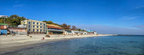 2022年10月28日 乌克兰敖德萨 在一个阳光灿烂的秋日 乌克兰敖德萨的兰热隆海滩上的黑海海岸 — 图库照片
