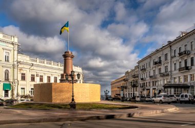 Odessa, Ukrayna 29.12.2022. Ukrayna bayrağı, güneşli bir günde Ukrayna 'nın Odessa kentindeki Büyük Katerina anıtının bulunduğu yerde.