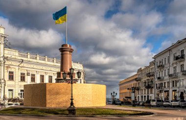 Odessa, Ukrayna 29.12.2022. Ukrayna bayrağı, güneşli bir günde Ukrayna 'nın Odessa kentindeki Büyük Katerina anıtının bulunduğu yerde.