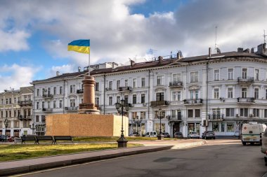 Odessa, Ukrayna 29.12.2022. Ukrayna bayrağı, güneşli bir günde Ukrayna 'nın Odessa kentindeki Büyük Katerina anıtının bulunduğu yerde.