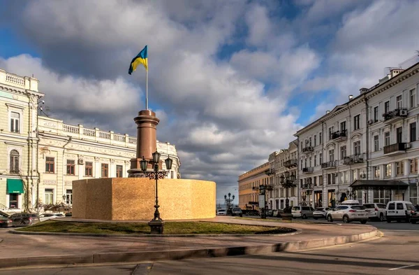Odessa, Ukrayna 29.12.2022. Ukrayna bayrağı, güneşli bir günde Ukrayna 'nın Odessa kentindeki Büyük Katerina anıtının bulunduğu yerde.