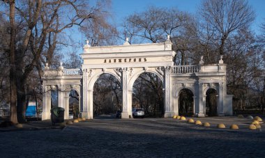 Odessa, Ukrayna 29.12.2022. Güneşli bir kış gününde Ukrayna 'nın Odessa şehrinde Lanzheron giriş kemeri