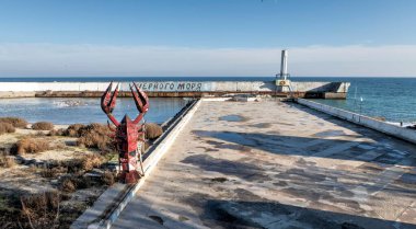 Odessa, Ukrayna 29.12.2022. Ukrayna 'nın Odessa kentindeki Lanzheron Lanzheron sahilinde, güneşli bir kış gününde terk edilmiş eski bir tekne istasyonu.