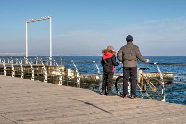 Odessa, Ukrayna 29.12.2022. Odessa, Ukrayna 'daki Lanzheron sahilinde güneşli bir kış günü.