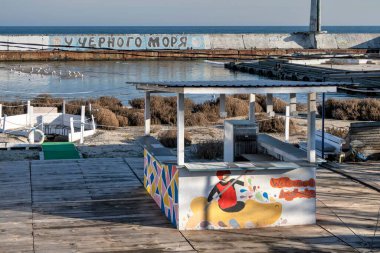 Odessa, Ukrayna 29.12.2022. Ukrayna 'nın Odessa kentindeki Lanzheron Lanzheron sahilinde, güneşli bir kış gününde terk edilmiş eski bir tekne istasyonu.