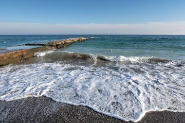 Odessa, Ukrayna 29.12.2022. Ukrayna, Odessa 'da, güneşli bir kış gününde terk edilmiş Lanzheron plajı.