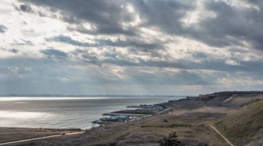 Odessa, Ukrayna 18.02.2023. Ukrayna 'nın Odessa banliyösünde bir kış gününde denizin üzerinde kasvetli bulutlar.