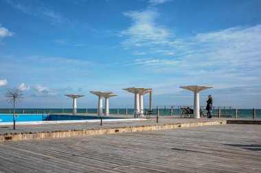Odessa, Ukrayna 18.02.2023. Güneşli bir kış gününde Ukrayna 'nın Odessa kenti yakınlarındaki Fontanka köyünde Karadeniz kıyısında yüzme havuzu olan dinlenme alanı.