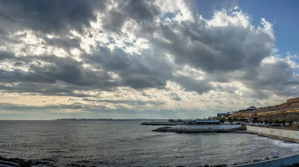 ウクライナのオデッサ18 2023 冬の日にウクライナのオデッサ郊外の海岸沖の海の上の空の悲観的な雲 — ストック写真