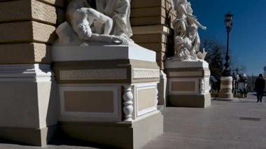 Odessa, Ukrayna 13.03.2023. Odessa, Ukrayna 'nın tarihi merkezinde, güneşli bir bahar günü HD' de bir opera salonu.