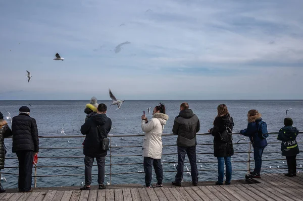 Odessa Ukraine 2023 Menschen Spazieren Einem Trüben Wintertag Strand Von — Stockfoto