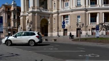 Odessa, Ukrayna 13.03.2023. Odessa, Ukrayna 'nın tarihi merkezinde, güneşli bir bahar günü HD' de bir opera salonu.