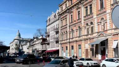 Odessa, Ukrayna 13.03.2023. Odessa, Ukrayna 'nın tarihi merkezinde, güneşli bir bahar günü HD' de bir opera salonu.