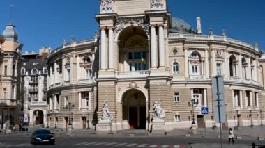 Odessa, Ukrayna 13.03.2023. Odessa, Ukrayna 'nın tarihi merkezinde, güneşli bir bahar günü HD' de bir opera salonu.