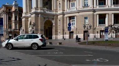 Odessa, Ukrayna 13.03.2023. Ukrayna 'nın Odessa şehrinin tarihi merkezinde, güneşli bir bahar günü 4K' da bir opera salonu.