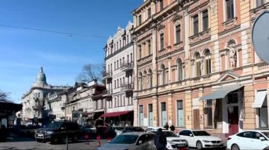 Odessa, Ukrayna 13.03.2023. Ukrayna 'nın Odessa şehrinin tarihi merkezinde, güneşli bir bahar günü 4K' da bir opera salonu.