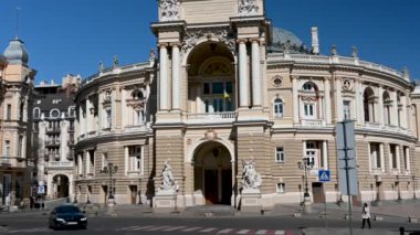 Odessa, Ukrayna 13.03.2023. Ukrayna 'nın Odessa şehrinin tarihi merkezinde, güneşli bir bahar günü 4K' da bir opera salonu.