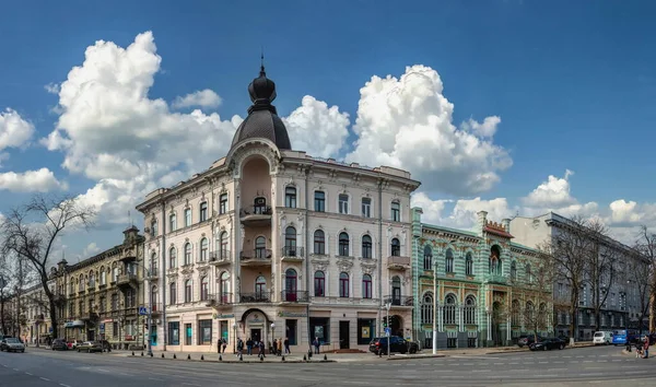乌克兰敖德萨 2023 在一个阳光明媚的春天 乌克兰敖德萨市中心的历史性公寓楼 — 图库照片