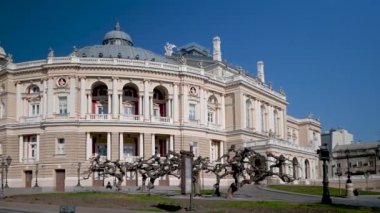 Odessa, Ukrayna 23.03.2023. Ukrayna 'nın Odessa kentindeki Opera ve Bale Tiyatrosu' nun HD 'de güneşli bir ilkbahar gününde Tiyatro Meydanı' ndan görünüşü
