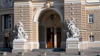 Odessa, Ukrayna 23.03.2023. Ukrayna, Odessa 'daki Opera ve Bale Tiyatrosu cephesi, HD' de güneşli bir günde