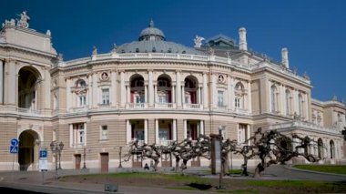 Odessa, Ukrayna 23.03.2023. Ukrayna, Odessa 'daki Opera ve Bale Tiyatrosu cephesi, HD' de güneşli bir günde