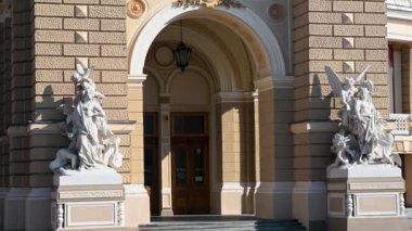 Odessa, Ukrayna 23.03.2023. Ukrayna, Odessa 'daki Opera ve Bale Tiyatrosu cephesi, HD' de güneşli bir günde