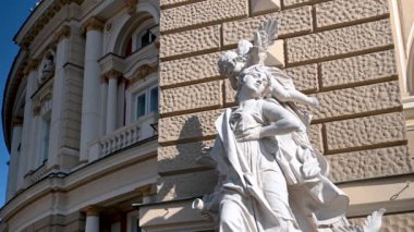 Odessa, Ukrayna 23.03.2023. Güneşli bir bahar gününde Ukrayna 'daki Odessa Opera ve Bale Tiyatrosu' nun girişinde heykel