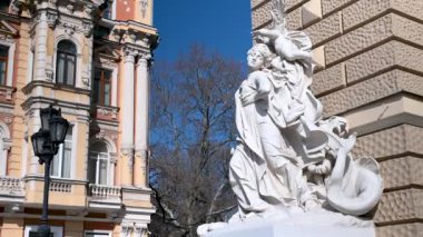 Odessa, Ukrayna 23.03.2023. Güneşli bir bahar gününde Ukrayna 'daki Odessa Opera ve Bale Tiyatrosu' nun girişinde heykel